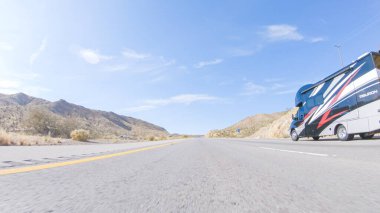 HWY 15, California, ABD-3 Aralık 2022 Nevada 'dan Kaliforniya' ya bir yolculuğa çıkan, gün içinde 15. otoyolda araba kullanan eyaletler arasında manzaralı manzaralar ve heyecan verici bir yolculuk sunuyor..