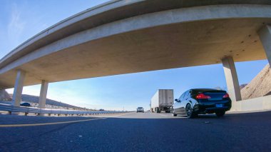 HWY 15, California, ABD-3 Aralık 2022 Nevada 'dan Kaliforniya' ya bir yolculuğa çıkan, gün içinde 15. otoyolda araba kullanan eyaletler arasında manzaralı manzaralar ve heyecan verici bir yolculuk sunuyor..