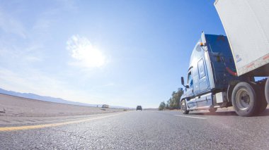 HWY 15, California, ABD-3 Aralık 2022 Nevada 'dan Kaliforniya' ya bir yolculuğa çıkan, gün içinde 15. otoyolda araba kullanan eyaletler arasında manzaralı manzaralar ve heyecan verici bir yolculuk sunuyor..