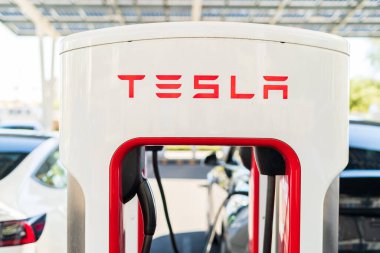Las Vegas, Nevada, ABD-10 Ekim 2021 - Tesla güneş çatısı tepe örtülü şarj istasyonu.