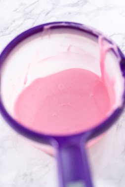 Çikolata, sıcak çikolata bombaları hazırlamak için bir şeker tenceresinde erir..