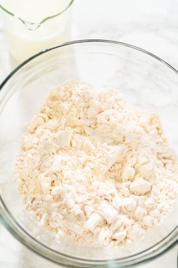 Bardaktaki ölçülü malzemeler mayasız tarçınlı kek pişirmek için karıştırılmış kaseler..