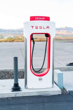 Kunduz, Utah, ABD-10 Ekim 2021 - Sabah erken saatlerde boş Tesla şarj istasyonları.