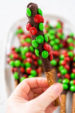Denver, Colorado, ABD-18 Aralık 2022 Noel için şekerle süslenmiş çikolata kaplı çubuk çubuk kraker..
