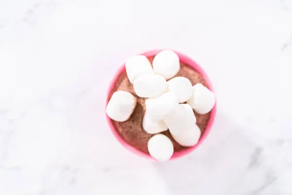 Plnění Růžové Čokoládové Skořápky Horkou Čokoládou Mix Mini Marshmallows Připravit — Stock fotografie