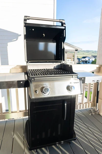 美国科罗拉多州丹佛市2023年6月3日 韦伯斯利克式双燃烧器烤架在郊区一座房子的阳台上被巧妙地放置 准备在室外进行一次不同寻常的烹调 — 图库照片