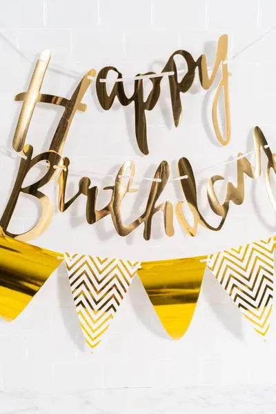Papel Feliz Cumpleaños Banner Papel Oro Cocina —  Fotos de Stock
