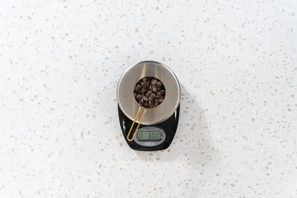 Deitado Medição Chips Chocolate Copo Medição Metal Balança Cozinha — Fotografia de Stock