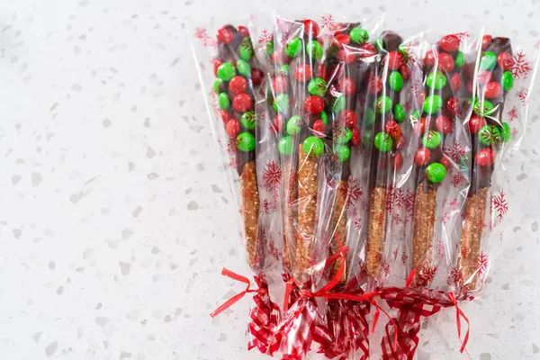 米国コロラド州デンバー 2022年12月18日 包装チョコレートを覆ったプレッツェルロッドを贈り物のためのクリアバッグに — ストック写真