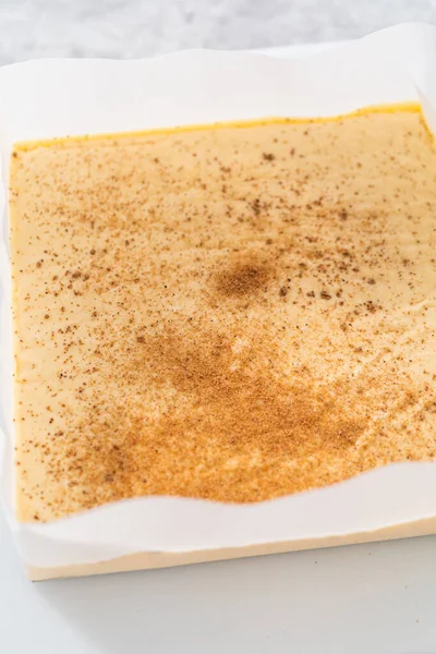 Removendo Fudge Gemada Uma Panela Cheesecake Quadrada Forrada Com Pergaminho — Fotografia de Stock