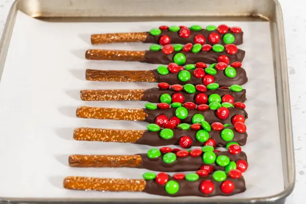 Denver Colorado Usa December 2022 Removing Chocolate Covered Pretzels Parchment — Stock Photo, Image
