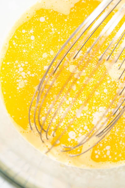 Limonlu Yaban Mersinli Kek Pişirmek Için Büyük Bir Bardakta Islak — Stok fotoğraf
