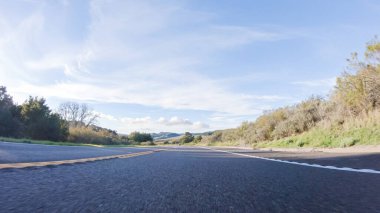 Güneşli bir kış gününün güzelliğiyle Las Cruces yakınlarındaki HWY 1 'de gezinen Kaliforniya, berrak mavi gökyüzünün arka planına karşı fevkalade kıyı manzarası sunuyor..
