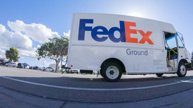 Santa Maria, California, ABD-6 Aralık 2022 kışın Santa Maria sokaklarında gezinen çevre, bakımlı yolları ve konforlu yollarıyla şehirlerin cazibesine bir göz atıyor.