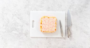 Düz yatıyordu. Küçük parçalar kesmek için kağıt şablonu kullanarak mısır şekeri toplamak.