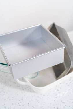 Mutfak tezgahında çeşitli temiz fırın tavaları var..