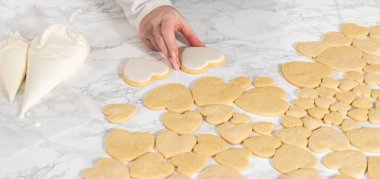 Sevgililer Günü için pembe ve beyaz kraliyet kremalı kalp şeklinde kurabiyeler..