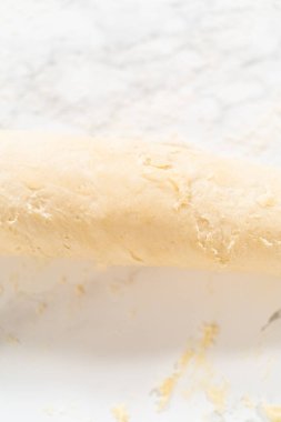 Tarçın ile doldurulmuş ekmek hamuru rulo içine ceviz koyup mayasız tarçınlı kek pişirmek..