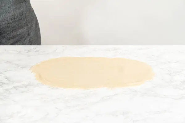 Fransız Merdanesiyle Rulo Ekmek Hamuru Pişirip Mayasız Tarçınlı Kek Pişirmek — Stok fotoğraf