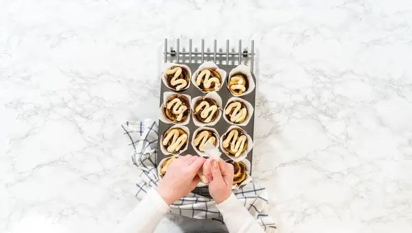 Flat Lay Garnishing Yeast Cinnamon Roll Cupcakes Cream Cheese Frosting — Stock Photo, Image