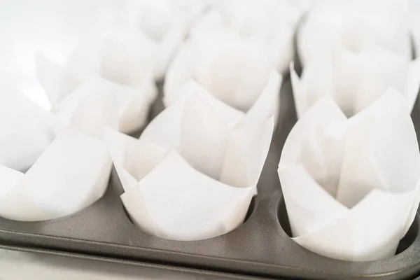 Lining Baking Cupcake Pan Paper Tulip Liners Bake Yeast Cinnamon — Stock Photo, Image