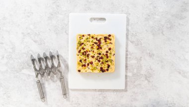 Düz yatıyordu. Tekrar kullanılabilir plastik poşette kızılcık fıstıklı şekerleme depolama.