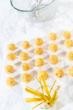 Cinco de Mayo kutlaması için hamur kepçesiyle kaktüs keki yapmak..