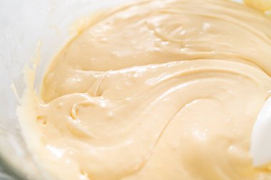 Çikolata parçacıkları ve diğer malzemeleri kaynayan suyun üzerinde karıştırarak mısır şekeri hazırlamak..