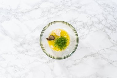 Düz yatıyordu. Sarımsaklı ıstakoz kuyruğu için tereyağı karışımı hazırlamak için bardaktaki malzemeleri karıştırıyorum..