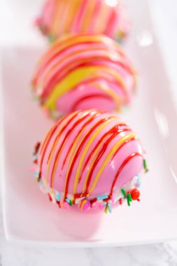 Noel sıcak çikolata bombaları beyaz tabakta.