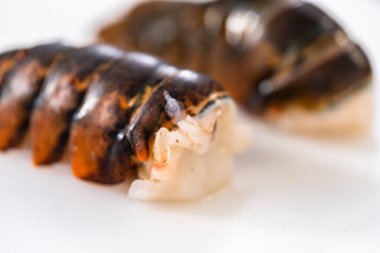 Sarımsaklı ıstakoz kuyruğu yapmak için çiğ ıstakoz kuyruğu hazırlıyorum..