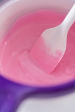 Çikolata, sıcak çikolata bombaları hazırlamak için bir şeker tenceresinde erir..