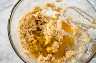 Nane şekerli çikolatalı kurabiyeler pişirmek için büyük bir bardakta karıştırma malzemesi..