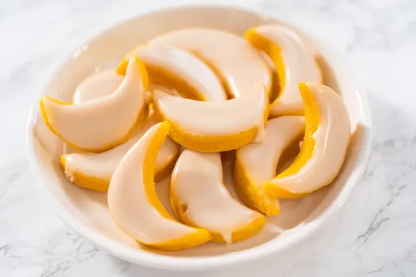 Cytrynowe Ciasteczka Cytrynową Polewą Świeżo Upieczone Cytrynowe Ciasteczka Polewą Cytrynową — Zdjęcie stockowe