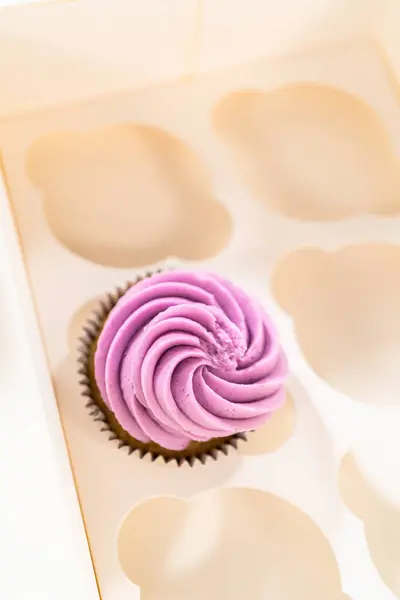 Decorare Abilmente Cupcake Alla Vaniglia Cioccolato Con Delicati Pezzi Fondente — Foto Stock