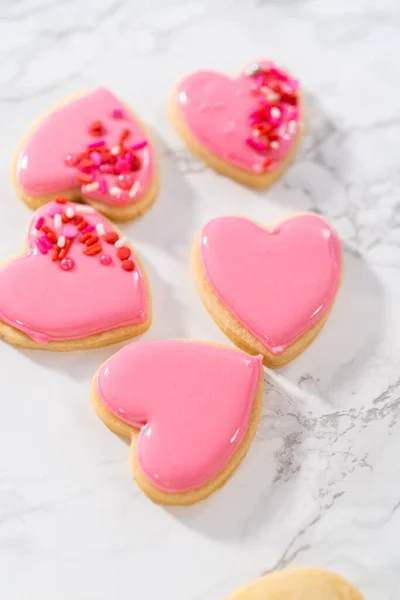 Decorare Biscotti Zucchero Forma Cuore Con Glassa Reale Rosa Bianca — Foto Stock