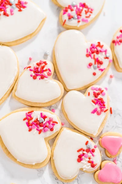 Decorare Biscotti Zucchero Forma Cuore Con Glassa Reale Rosa Bianca — Foto Stock