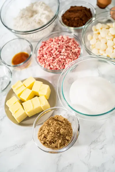 Измеренные Ингредиенты Миске Смешивания Стекла Приготовления Мятного Белого Шоколадного Печенья — стоковое фото