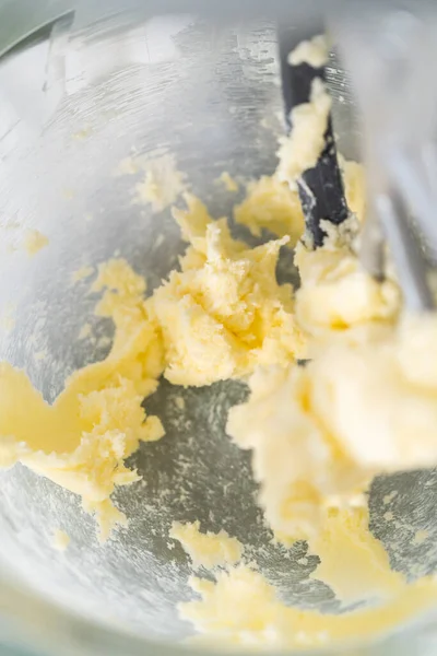 レモンくさびクッキーとレモン釉薬 キッチンミキサーで材料を混ぜ レモンウェッジクッキーをレモン釉薬で焼く — ストック写真