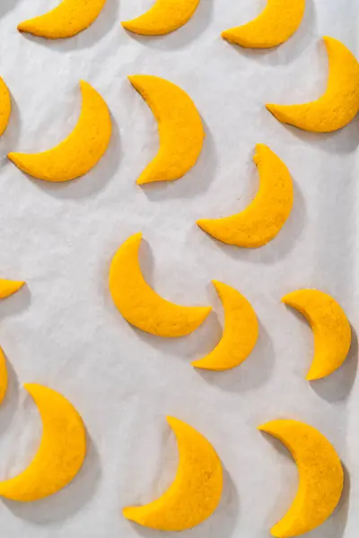 柠檬角饼干加柠檬釉料 在厨房柜台上把新鲜烤的柠檬楔形饼干冷却 — 图库照片