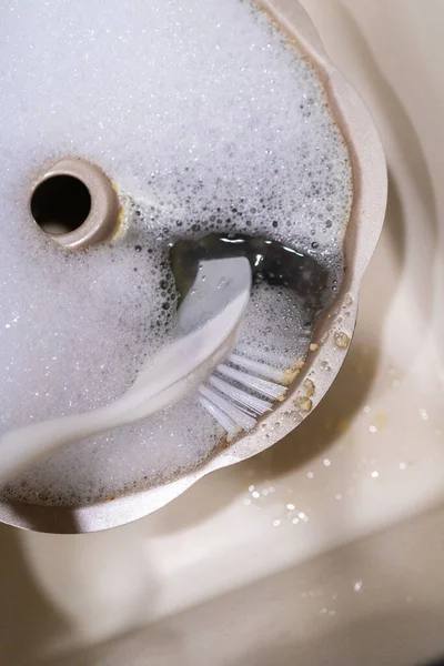 Skrubbing Skittent Aluminiumsbrød Med Kjøkkenskrubbebørste Kjøkkenvasken – stockfoto