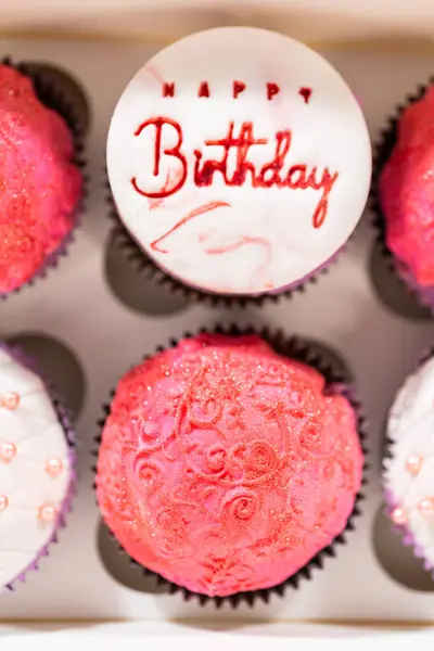 Cupcake Compleanno Splendidamente Impreziositi Decorazioni Fondenti Vengono Accuratamente Inseriti Scatole — Foto Stock