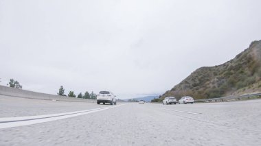Los Angeles, California, ABD-4 Aralık 2022-POV California HWY 134 Pasadena yakınlarında bulutlu bir kış günü.