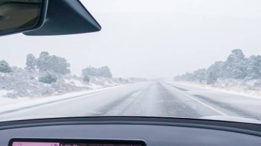 POV-Elektrikli araç Batı Colorado 'daki bir kış fırtınası sırasında I-70 otoyolunda ustaca yol alırken yakalandı..