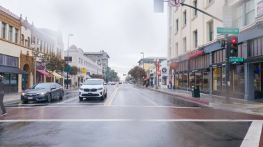 Pasadena, California, ABD-4 Aralık 2022 - Kasvetli bir kış gününde Pasadenas şehir merkezinde tarihi, ağaçlarla kaplı sokaklar sakin ve kasvetli bir atmosferle kaplanır.