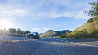 Los Angeles, California, ABD-4 Aralık 2022-POV-Basking güneşli bir kış gününün güzelliği altında, Las Cruces, Kaliforniya yakınlarındaki HWY 1 'de sürüş harika manzaralar sunuyor.