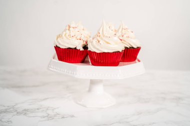 Nane şekerli ve ezilmiş nane şekerli taze pişmiş çikolatalı kekler..