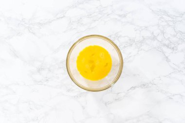 Düz yatıyordu. Büyük bir bardaktaki malzemeleri karıştırarak naneli çikolatalı kekler pişiriyorum..