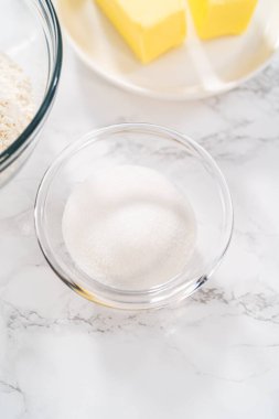 Bardaktaki ölçülü malzemeler panda şeklindeki kurabiyeleri çikolatalı kremayla karıştırıyor..