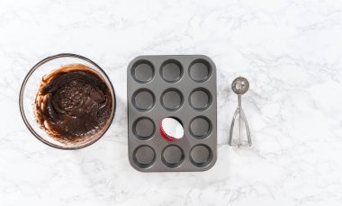 Düz yatıyordu. Kek hamuru ile kek hamuru kepçesiyle kek kalıplarına kakalamak naneli kek pişirmek için..